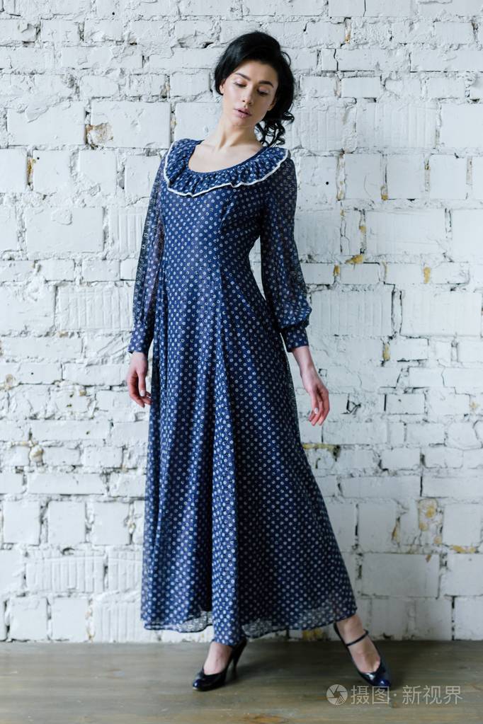 复古风格衣服的女人