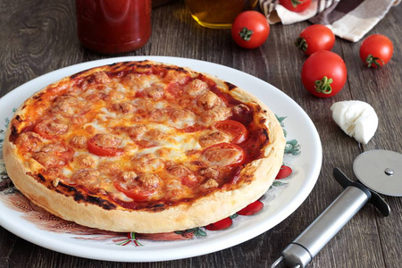 用新鲜的食材 木制的桌子上的美味玛格丽塔披萨奶酪和西红柿在桌子上