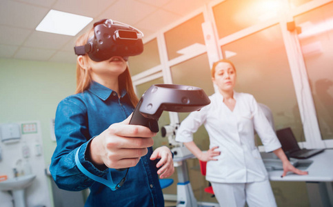 眼科医生在虚拟现实护目镜的帮助下检查女孩视力