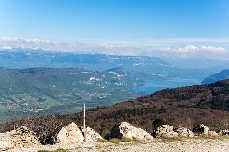 阿尔卑斯山，完全位于欧洲最高和最广泛的山脉系统的全景视图