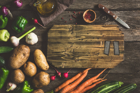 新鲜有机蔬菜, 香料和切板。烹饪健康食品