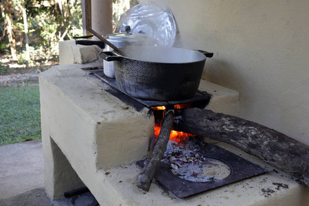 巴西内陆典型农村住宅中的木炉图片