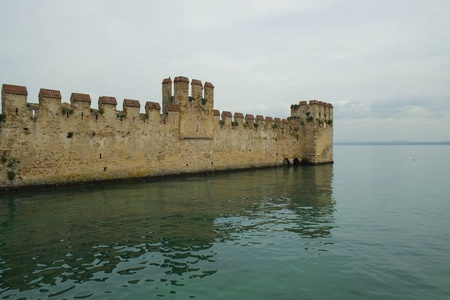 中世纪堡垒在西尔米奥内, 意大利