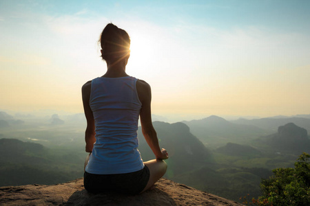 冥想在山峰上的女人照片