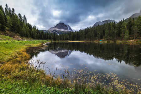 Antorno 湖与著名的 Cime di Lavaredo Drei Zinnen 山。白云岩阿尔卑斯山, 贝卢诺, 意大