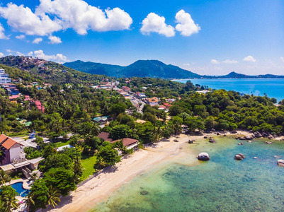 美丽的海景海滩和大海, 在苏梅岛的蓝天上的许多树和白云, 度假和旅游