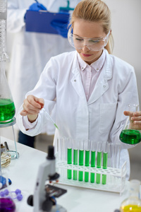 女科学家用移液管和管制作测试