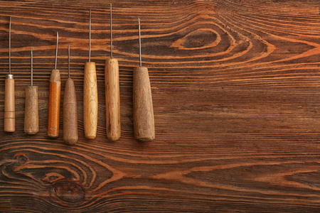 木制桌上皮革加工用的工艺工具