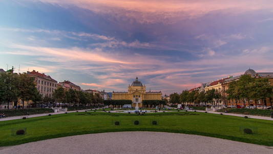 全景天到夜转折 timelapse 在克罗地亚萨格勒布的国王托米斯拉夫尼克利奇广场的艺术亭子的看法。它是最旧的画廊在东南欧洲特
