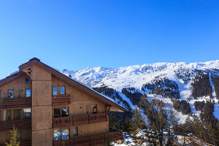 山坡上的山谷梅里贝勒的小屋。滑雪度假村梅里贝勒