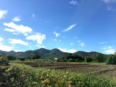 宽的山脉和天空