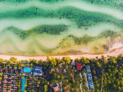 美丽的热带海滩和海的鸟瞰在海岛为旅行和假期的树