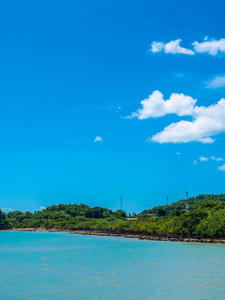 美丽的热带海洋与白云在蓝天背景为旅行和假期