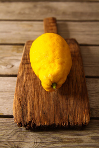新鲜的柠檬，木制的桌子上