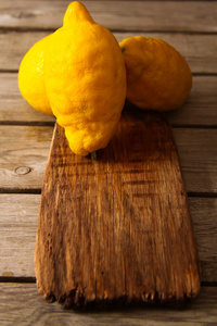新鲜的柠檬，木制的桌子上