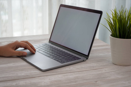 笔记本电脑在木桌妇女手打字计算机业务与咖啡照片