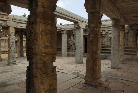 Carrved 的柱子, mandapa。Achyuta, 亨比, 卡纳卡, 印度。神圣的中心。西北视野