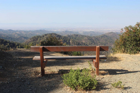 在山中，塞浦路斯的长椅