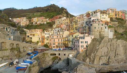 Manarola，五土地。海岸线和城市建设的鸟瞰图