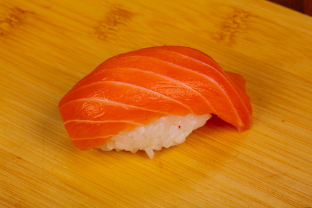 日本传统鲑鱼寿司过木