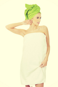 美丽女人用头巾毛巾