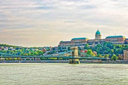 布达城堡区和链在布达佩斯多瑙河大桥