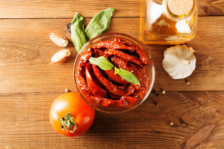 意大利开胃菜干番茄在木制的桌子上的碗里。顶视图