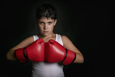黑色背景拳击手套小男孩照片