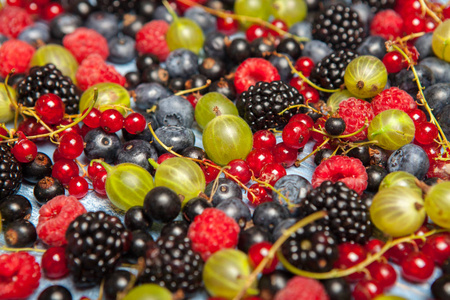 各种新鲜的夏季浆果。顶部视图。浆果混合水果色食品 dessertberries。抗氧化剂, 排毒饮食, 有机水果