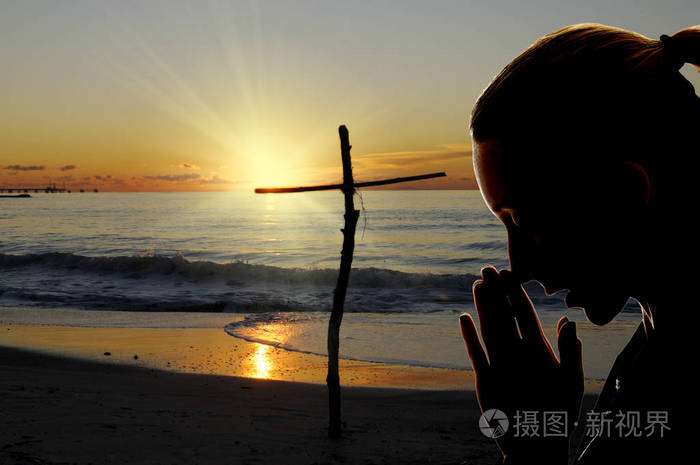 教堂前祈祷的女人