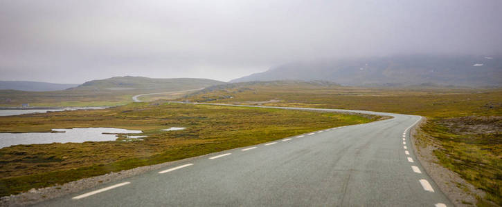 美丽的路到 Nordkapp 在雾, 挪威的北部