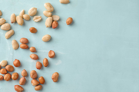 在浅色背景下的美味花生照片