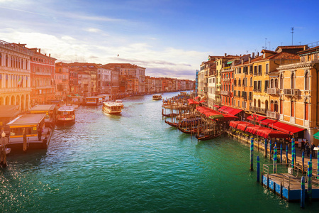 意大利威尼斯有吊船的大运河。威尼斯大运河的日落景色。威尼斯的建筑和地标。威尼斯明信片