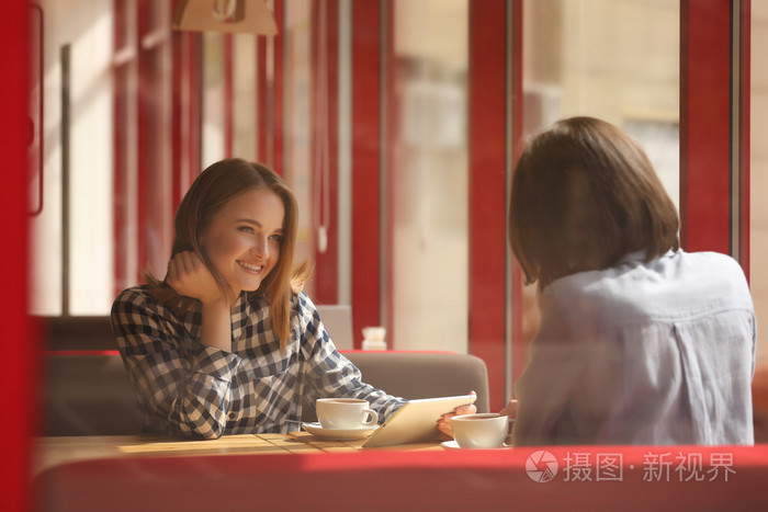 年轻快乐的女人喝咖啡照片-正版商用图片0r811s-摄图新视界