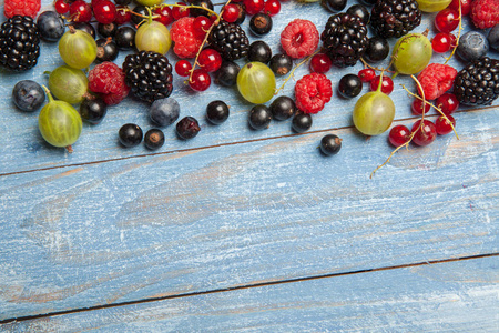 各种新鲜的夏季浆果。顶部视图。浆果混合水果色食品 dessertberries。抗氧化剂, 排毒饮食, 有机水果