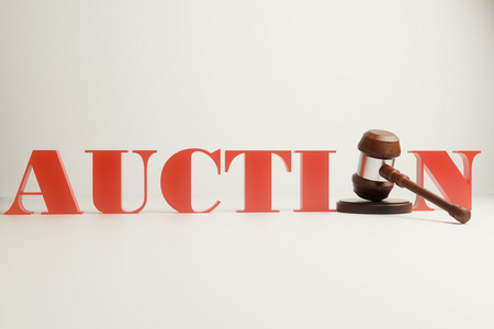 在明亮的背景上拍卖槌照片