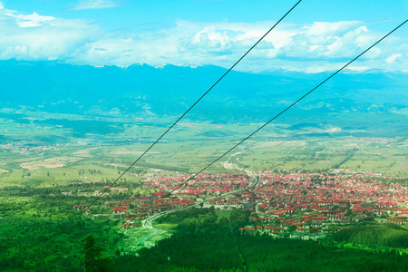 照片描绘了美丽多彩的山草甸天堂景观, 夏季。欧洲, 保加利亚, 索非亚村, 滑雪和滑雪板度假村在夏季。全景