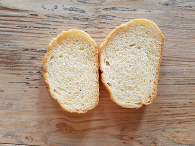 两片黑麦面包两片面包加煎蛋和培根两片黑麦面包在白色的背景下