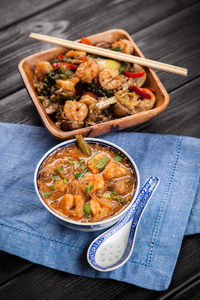亚洲鲜虾汤和米饭