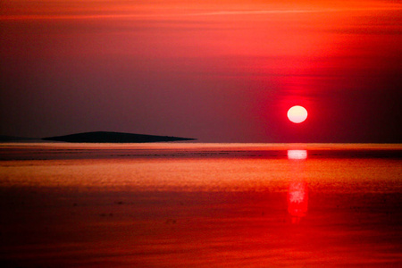 太阳升起在罗马尼亚东部的一个湖, 在黑海附近