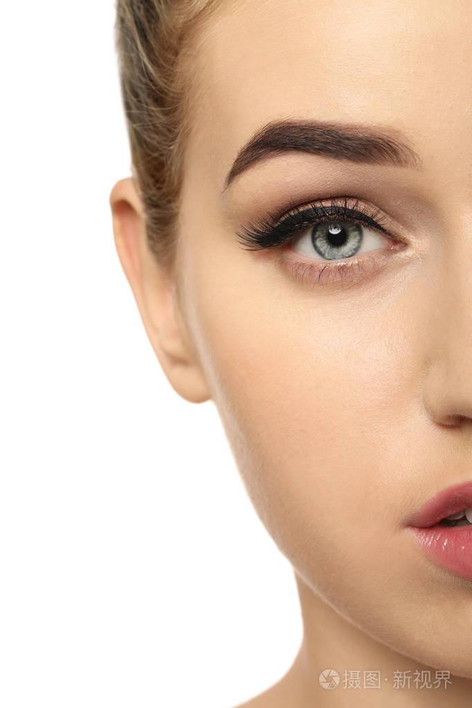 白色背景美丽的眉毛的年轻妇女, 特写