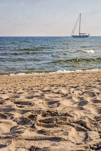 帆船停泊在波罗地海的海滩上