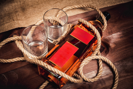 威士忌岁精英酒精对木制背景图片