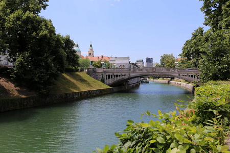 Ljubljanica 河流经斯洛文尼亚首都卢布尔雅那中心。