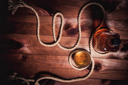 威士忌岁精英酒精对木制背景
