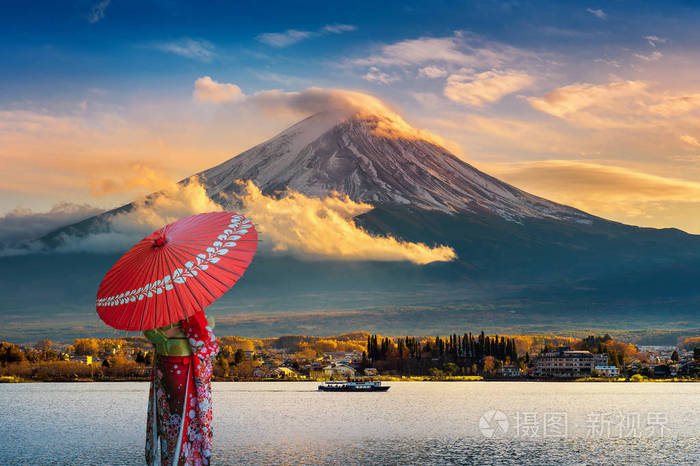 在富士山穿日本传统和服的亚洲妇女.日本河口湖日落