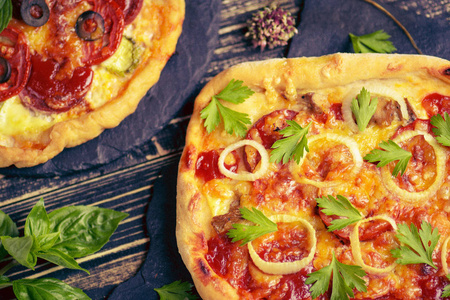 比萨饼, 意大利香肠, 西红柿和奶酪的木质背景。自制意大利香肠比萨配香肠和奶酪