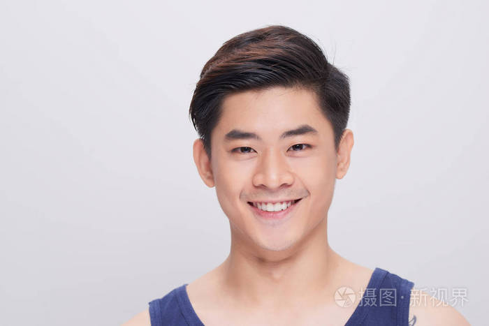 一个英俊的男人与健康的皮肤脸的肖像