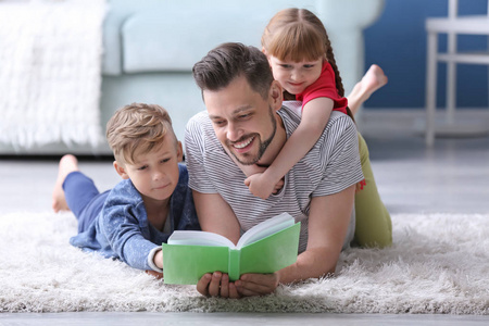 父亲和他的孩子们一起在家里看书