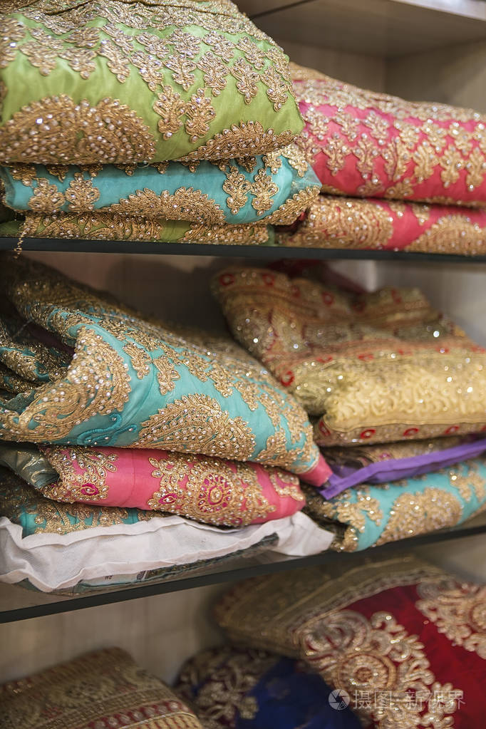 纱丽店。在市场上的服装纱丽的印度传统妇女。b